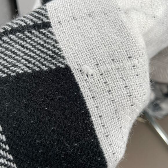 Duluth Trading Plaid Poncho Black White Blanket Shawl Buffalo Cozy Wrap One Size - Picture 5 of 8